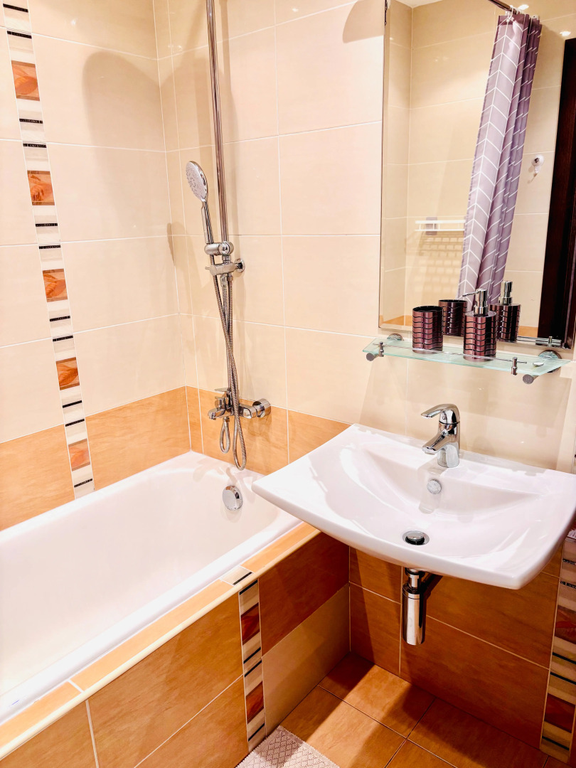 Квартира Просторная 2хкомнатная возле метро