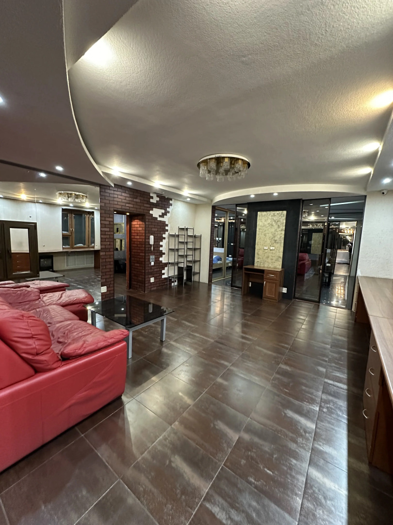 Квартира Уютная Пятикомнатная В Центре На Улице Комсомольская