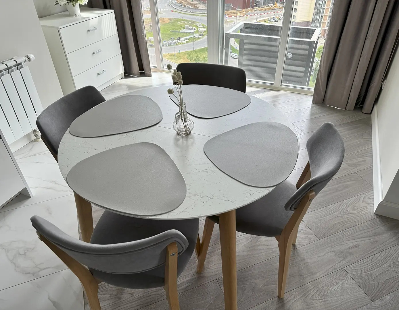 Квартира с панорамным остеклением и дизайнерским ремонтом