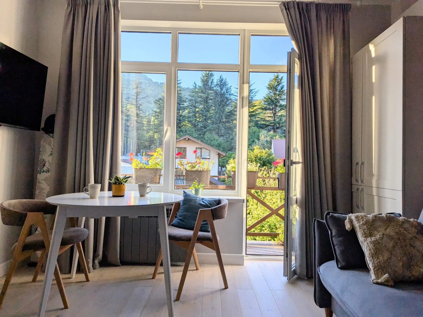 Квартира двухуровневая с видовым балконом в центре Красной Поляны