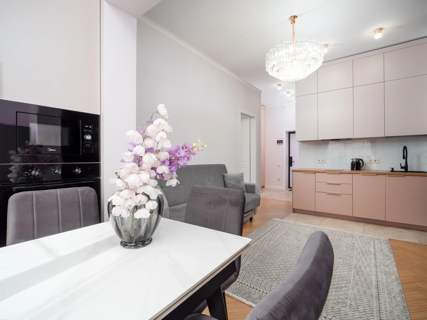 Квартира двухкомнатная в районе Меги 73