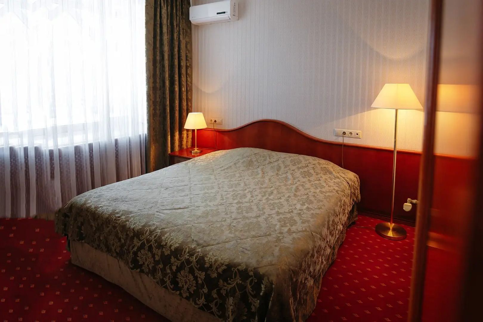 Бизнес-отель Нефтяник на Толстого