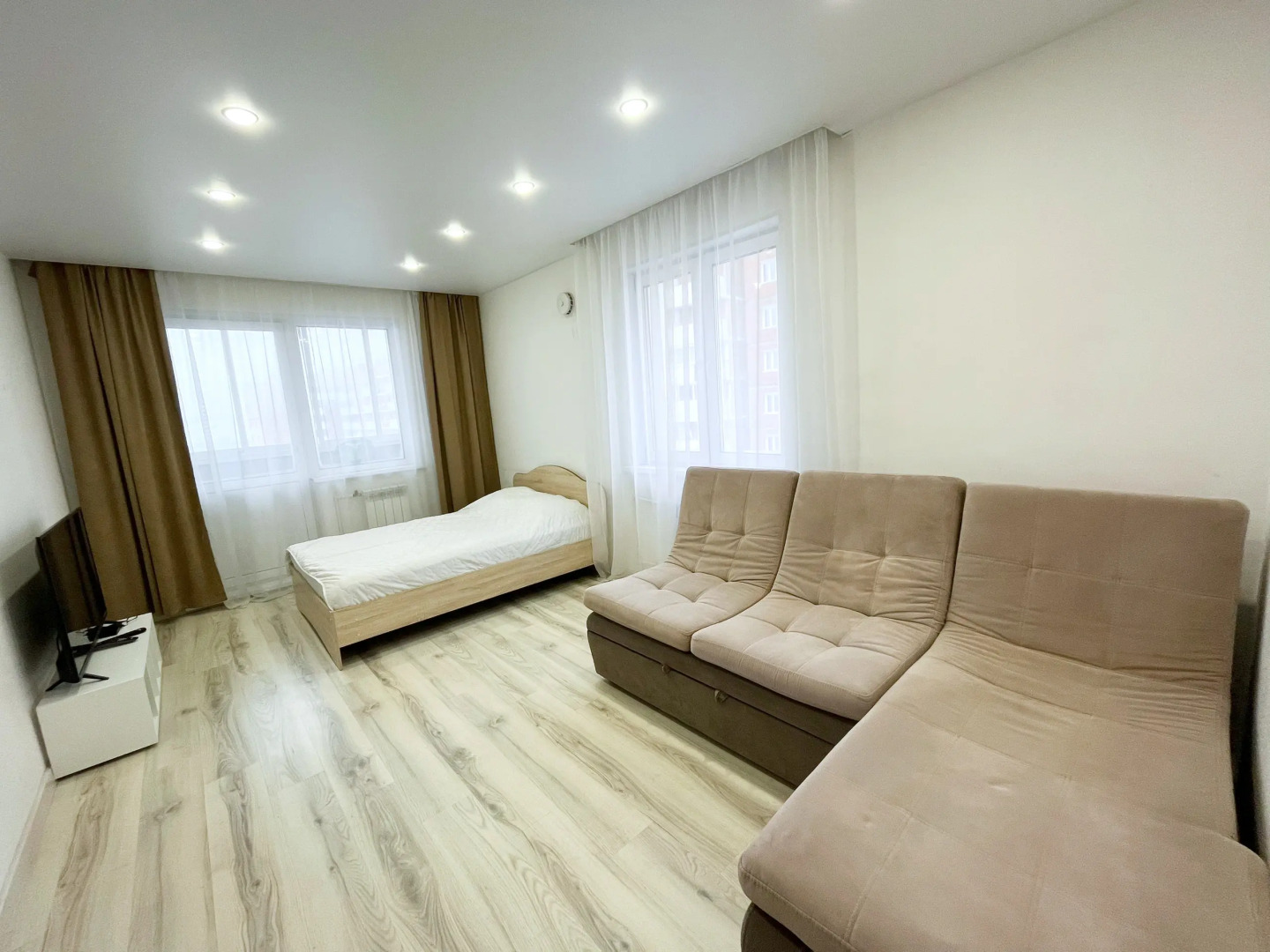 Новая большая двухкомнатная квартира на Площади Советов