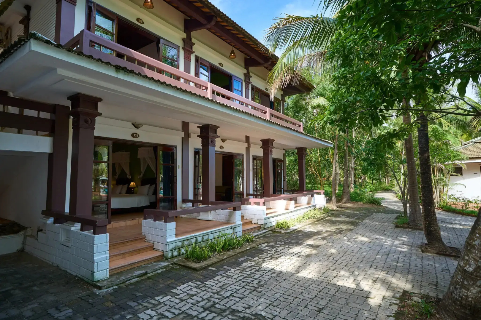 Курортный отель Lang Co Beach
