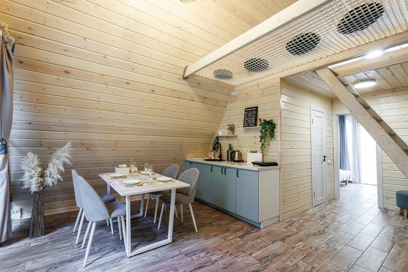 Частный дом А-фрейм для отдыха в дубовом лесу