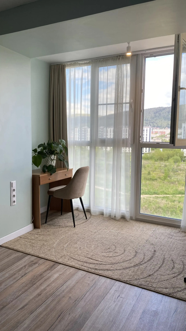 Квартира Ваш Оазис Спокойствия с Видом на Реку и Горы в Центре Городской Жизни