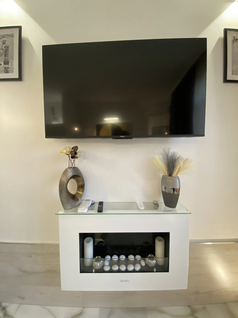 Апартаменты в современном стиле с камином