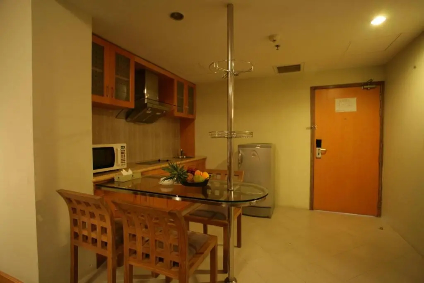Lakeshore Hotel & Apartments