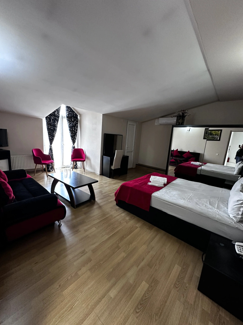 Отель Qeroli old town