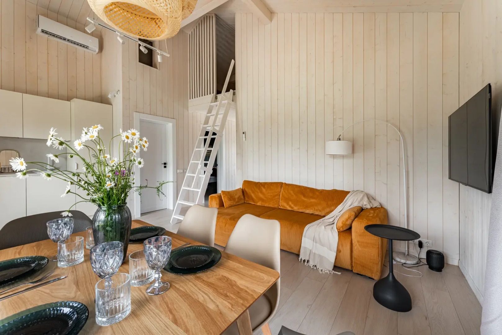 Частный дом с горячим джакузи на террасе