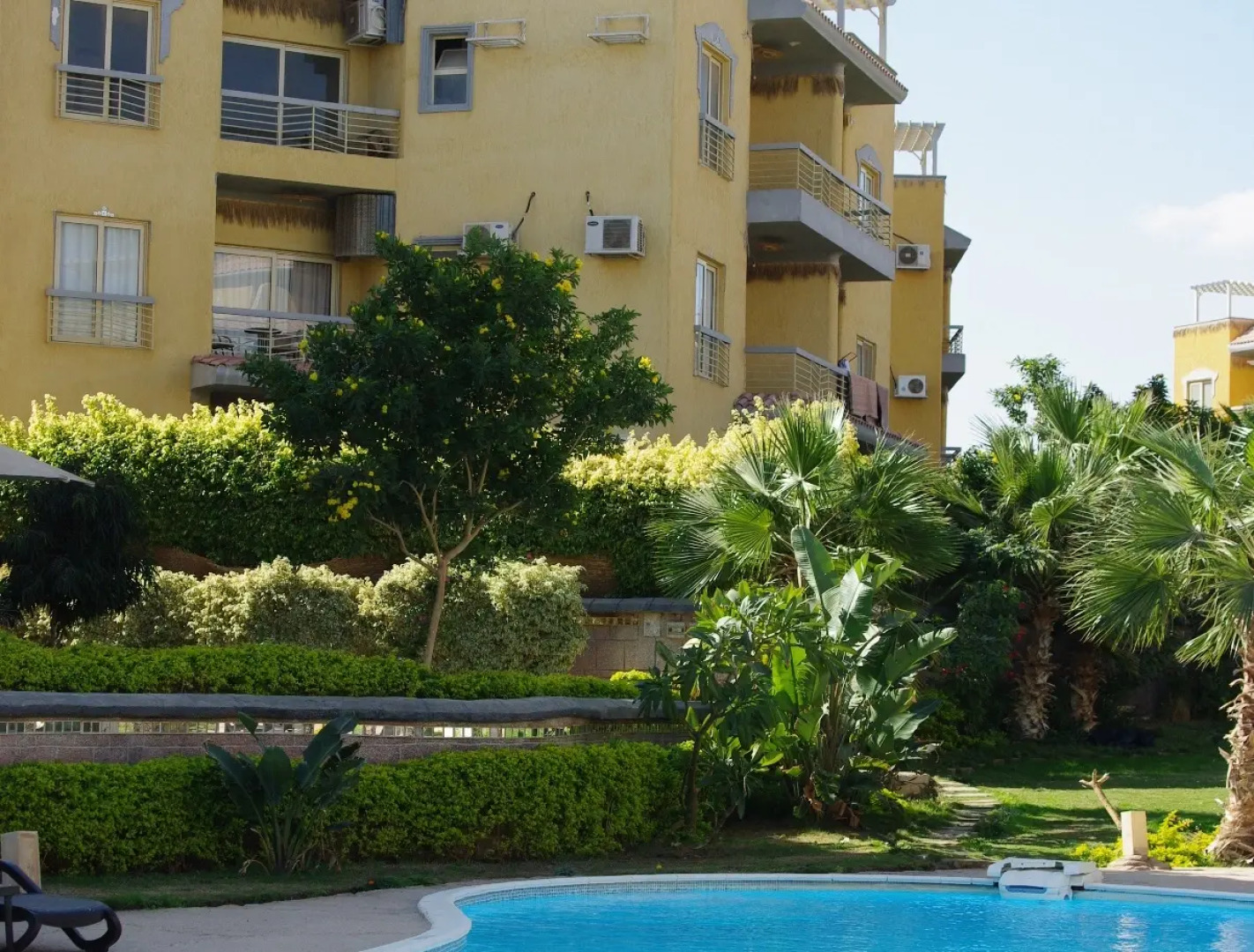 Апартаменты Luxury garden apartment and walk anywhere