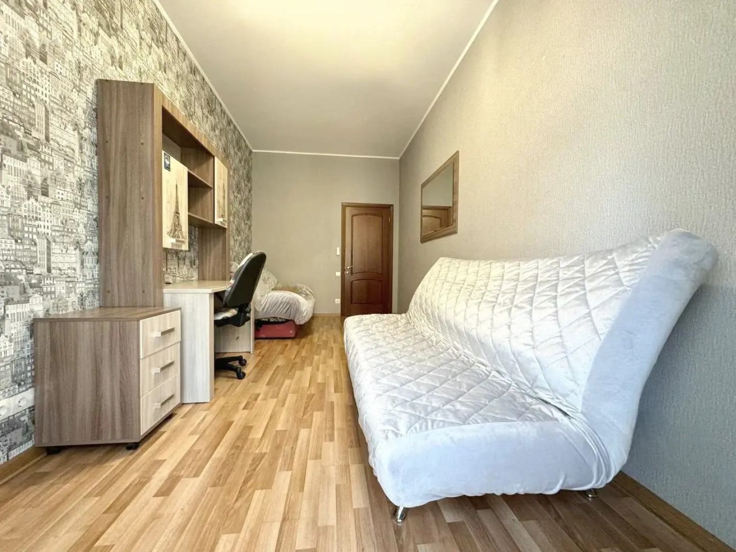 Квартира Трехкомнатная с Балконом и Кондиционером в Центре на Весенней