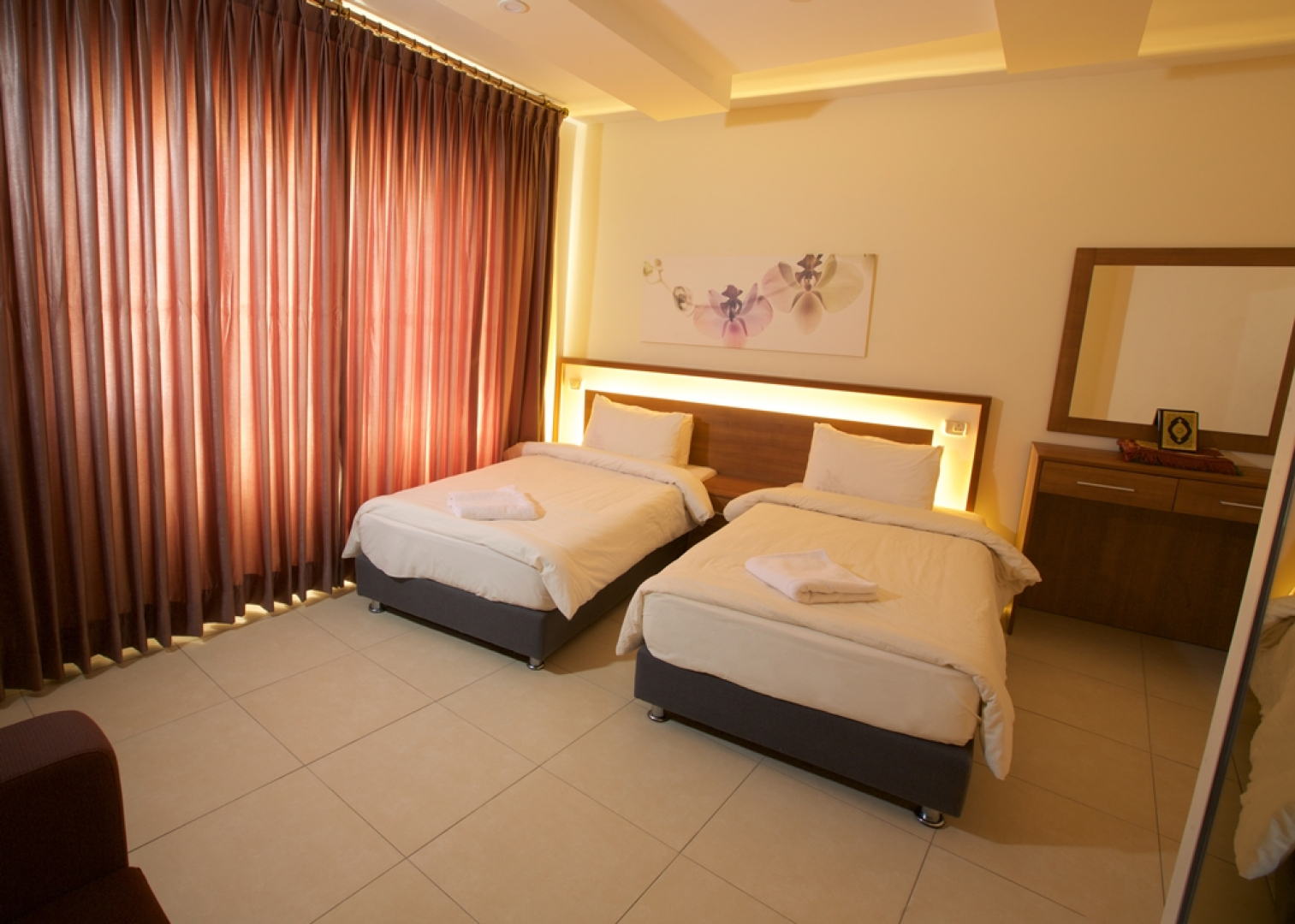 Отель Lujain Suites