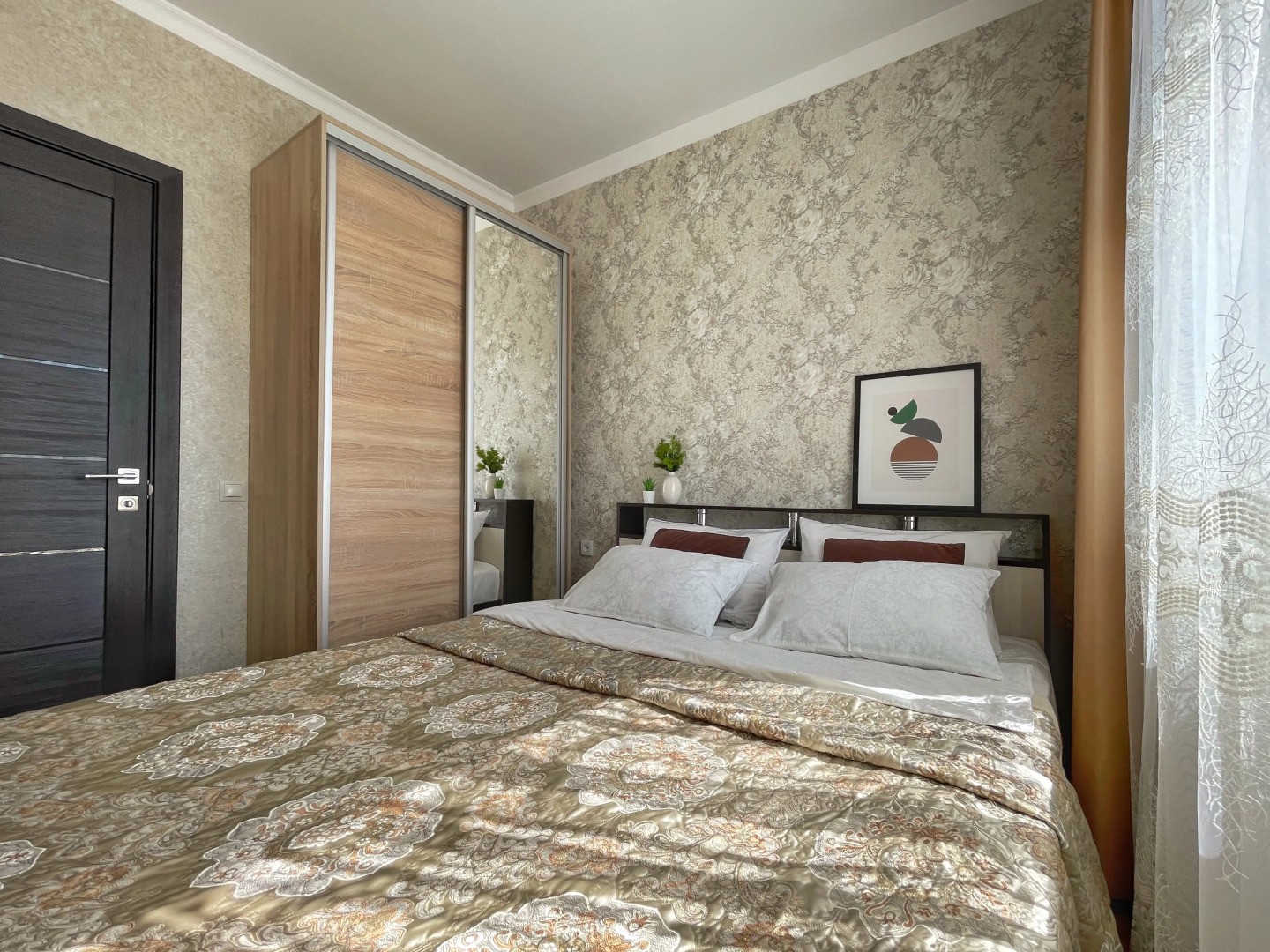 Двухкомнатные Апартаменты Люкс  на 9 человек в курортной зоне Ессентуков