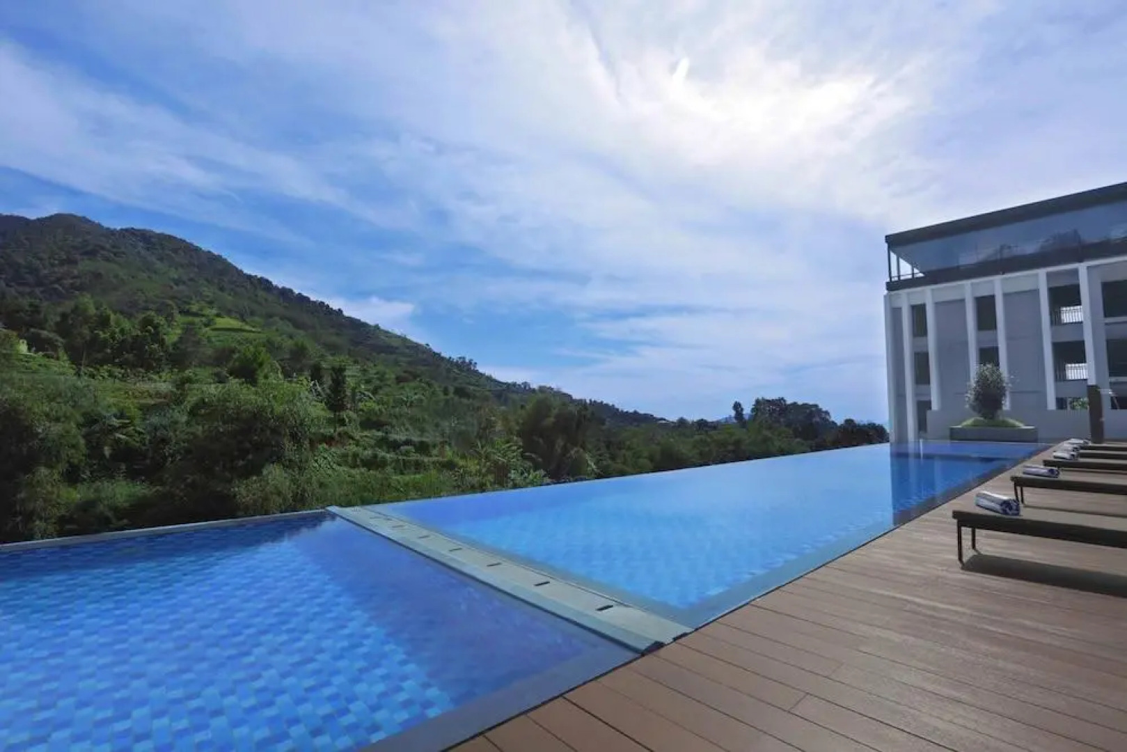 Отель Grand Aston Puncak Hotel & Resort