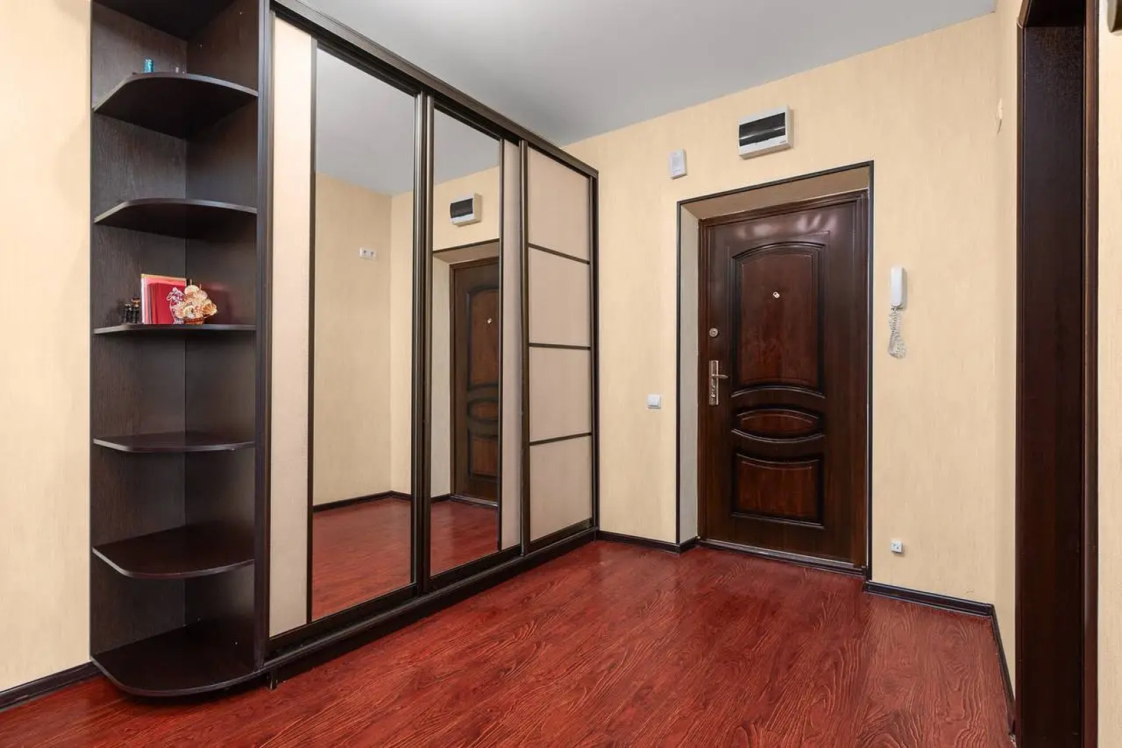 Апартаменты на 8 этаже на Восточно Кругликовской