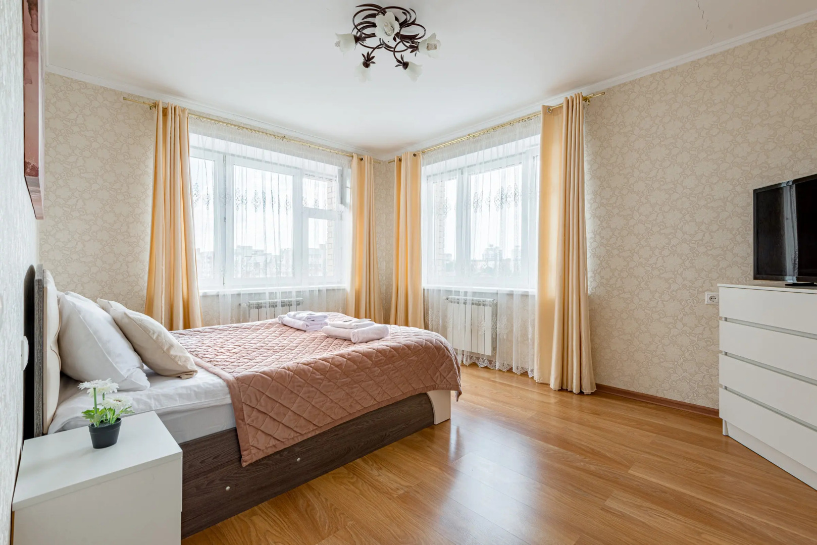 Квартира 1-к яркая у залива на Маркова 8/2 от RentAp, 4 сп.места