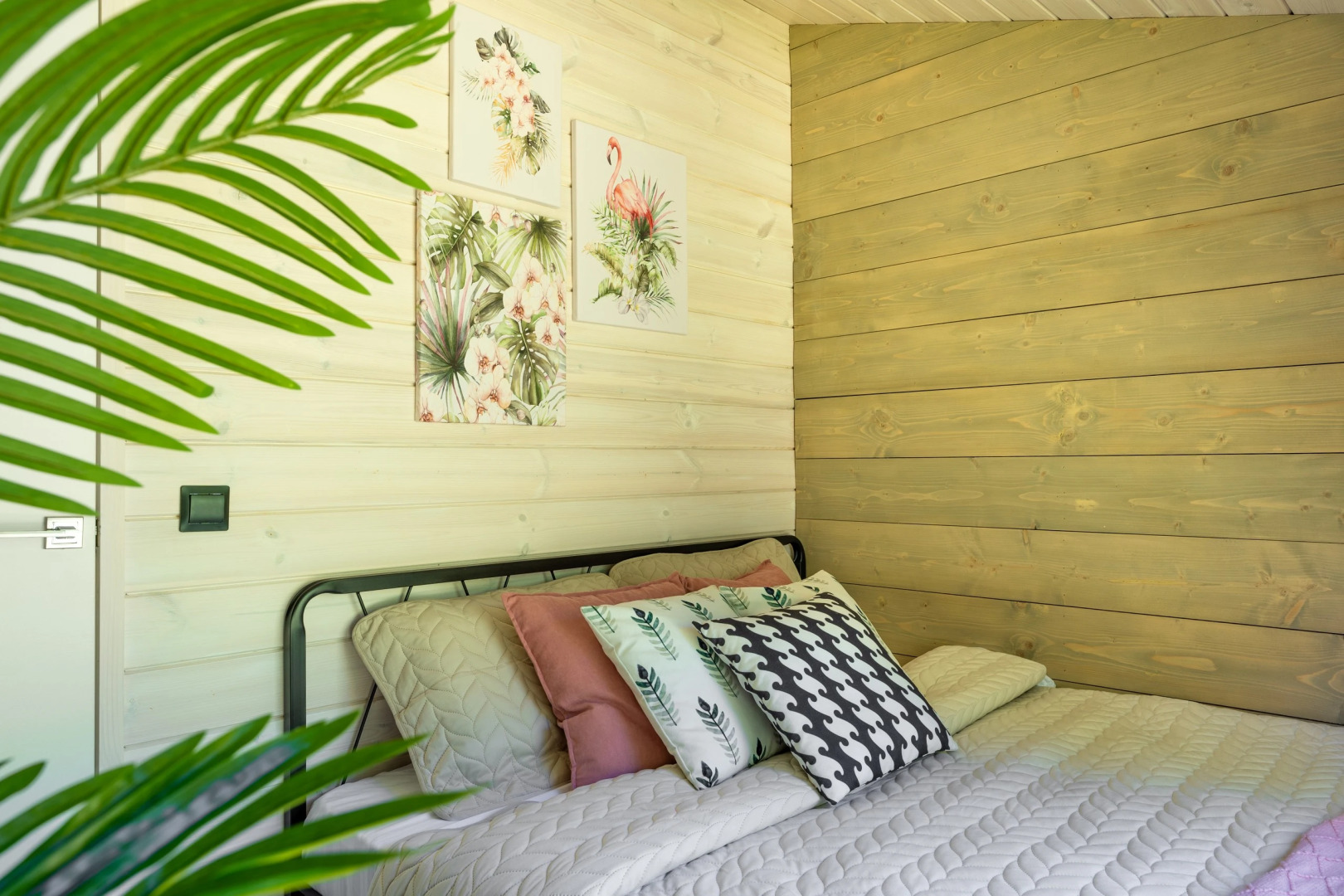 Частный дом с баней бочкой у воды и леса