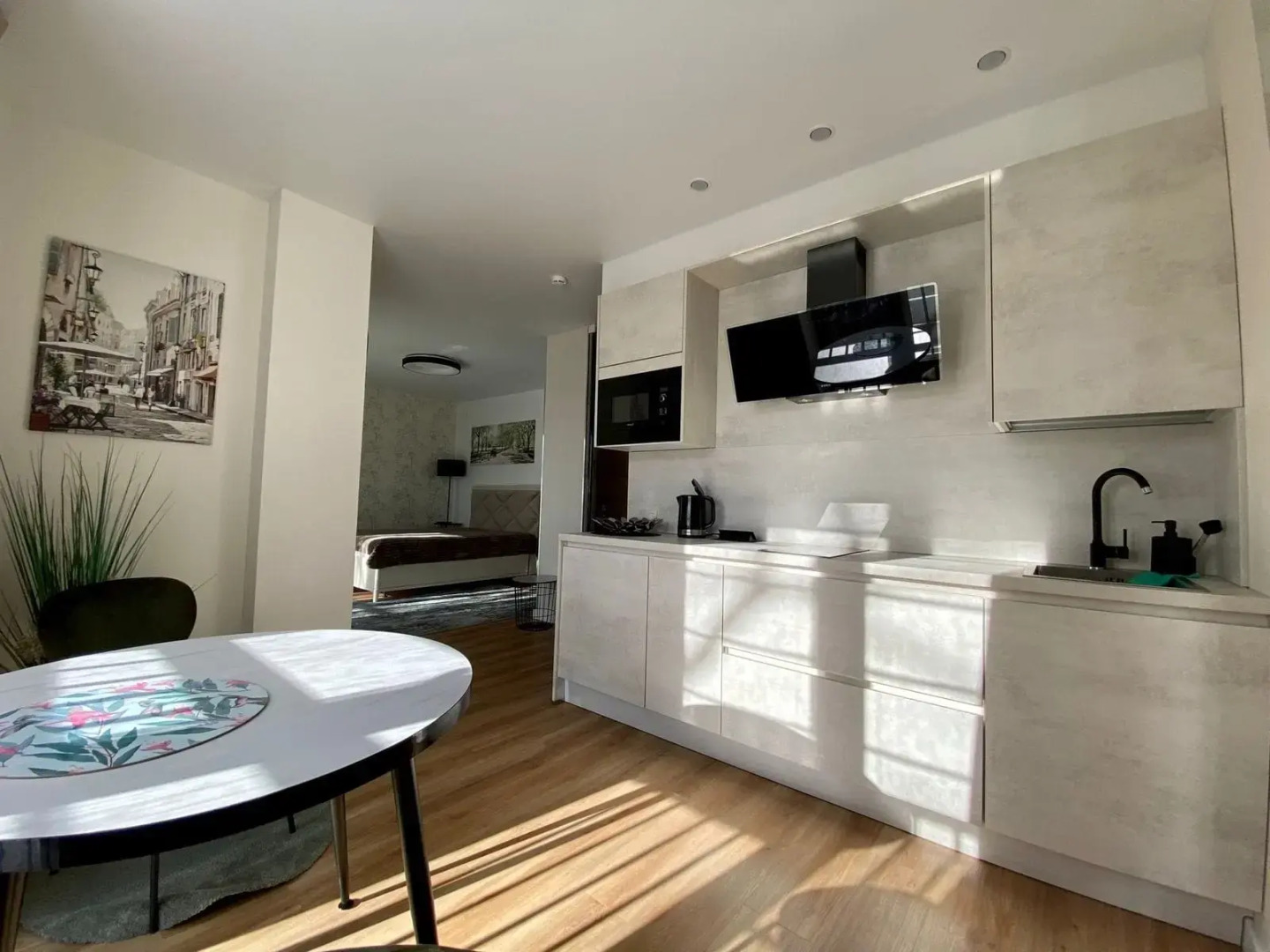 Апартаменты у берега моря с видом на парк