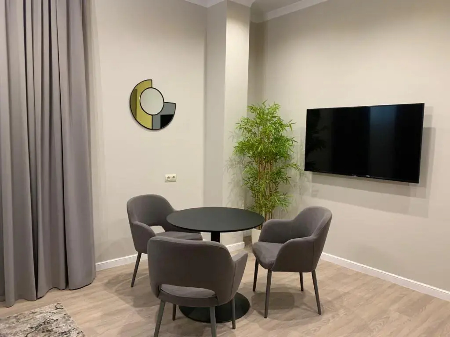 Апартаменты  Apart SV4 Цоколь Раушен Престиж