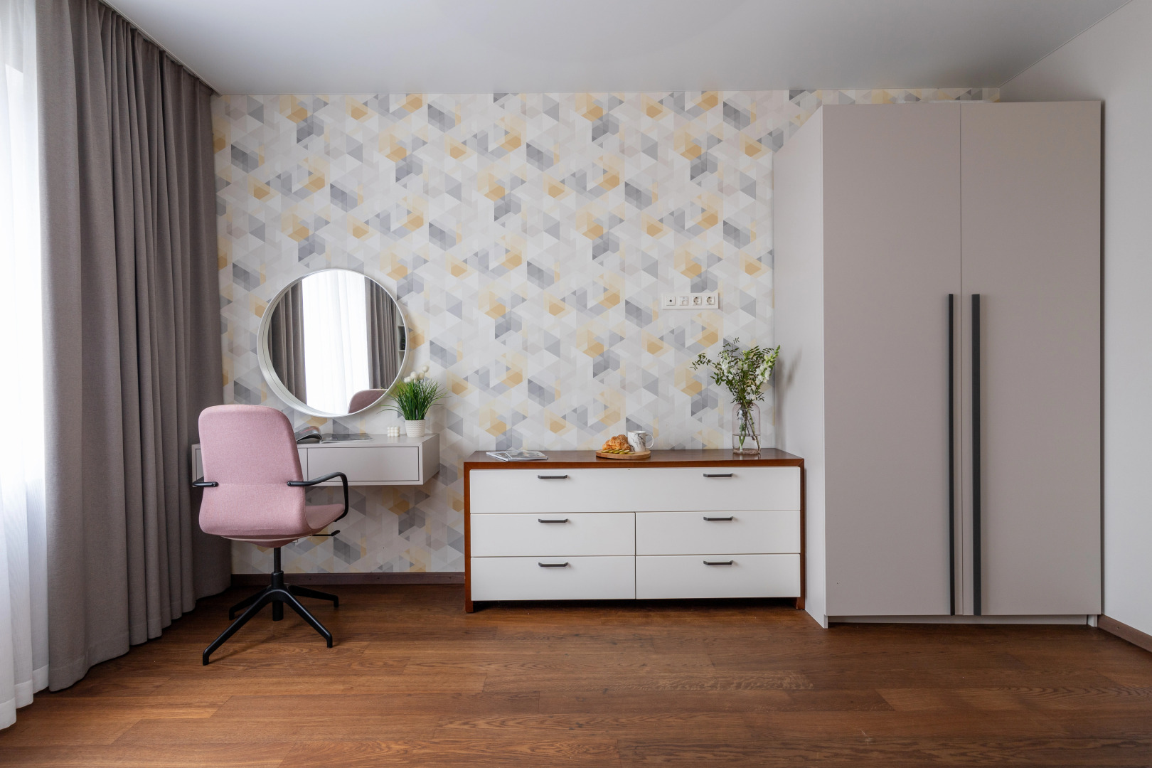 Апартаменты двухкомнатные рядом с метро и ТЦ Dana Mall