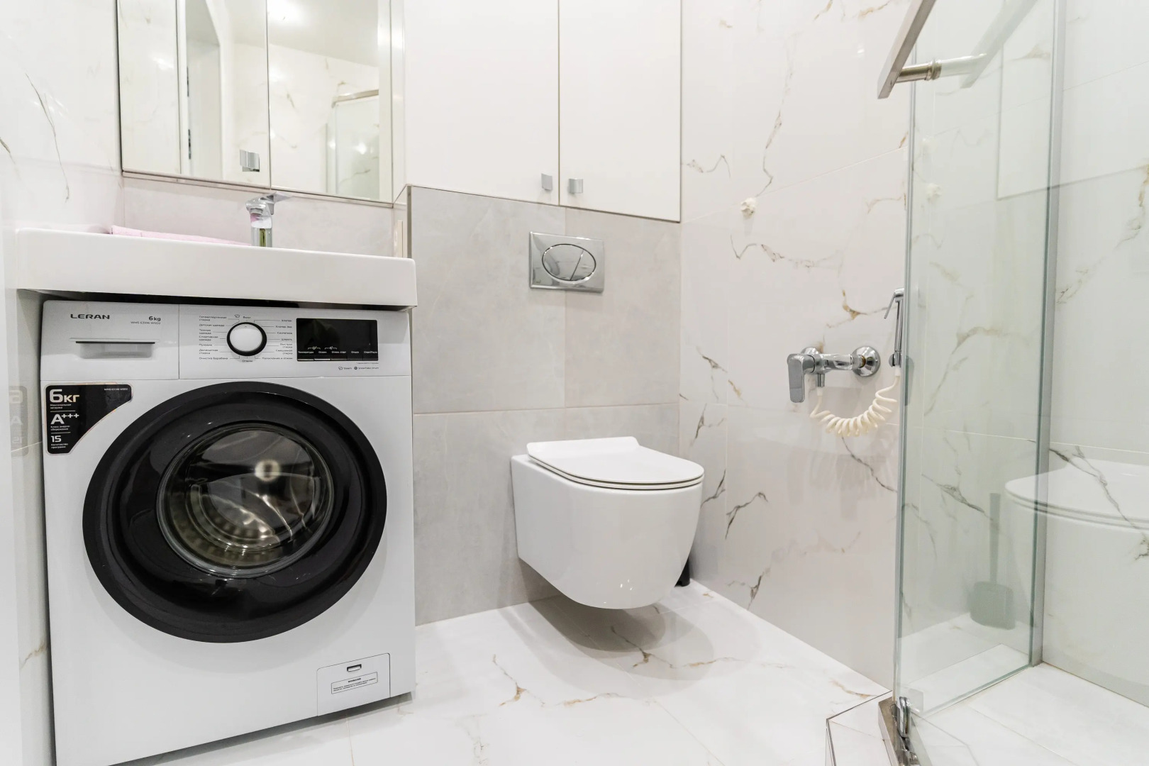 Апартаменты в Совpeмeннoм ЖK в Пяти Минутaх Ходьбы oт Мopя от LеtоApart