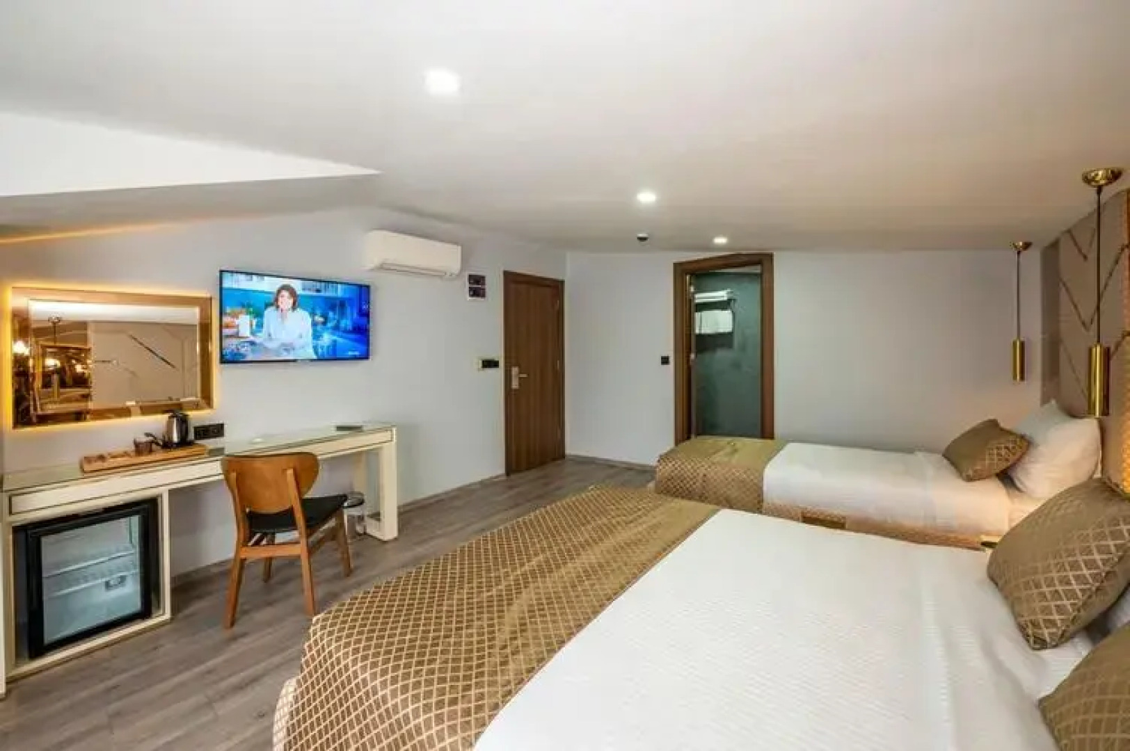 Luxury Airport Hotel by Zazzoni