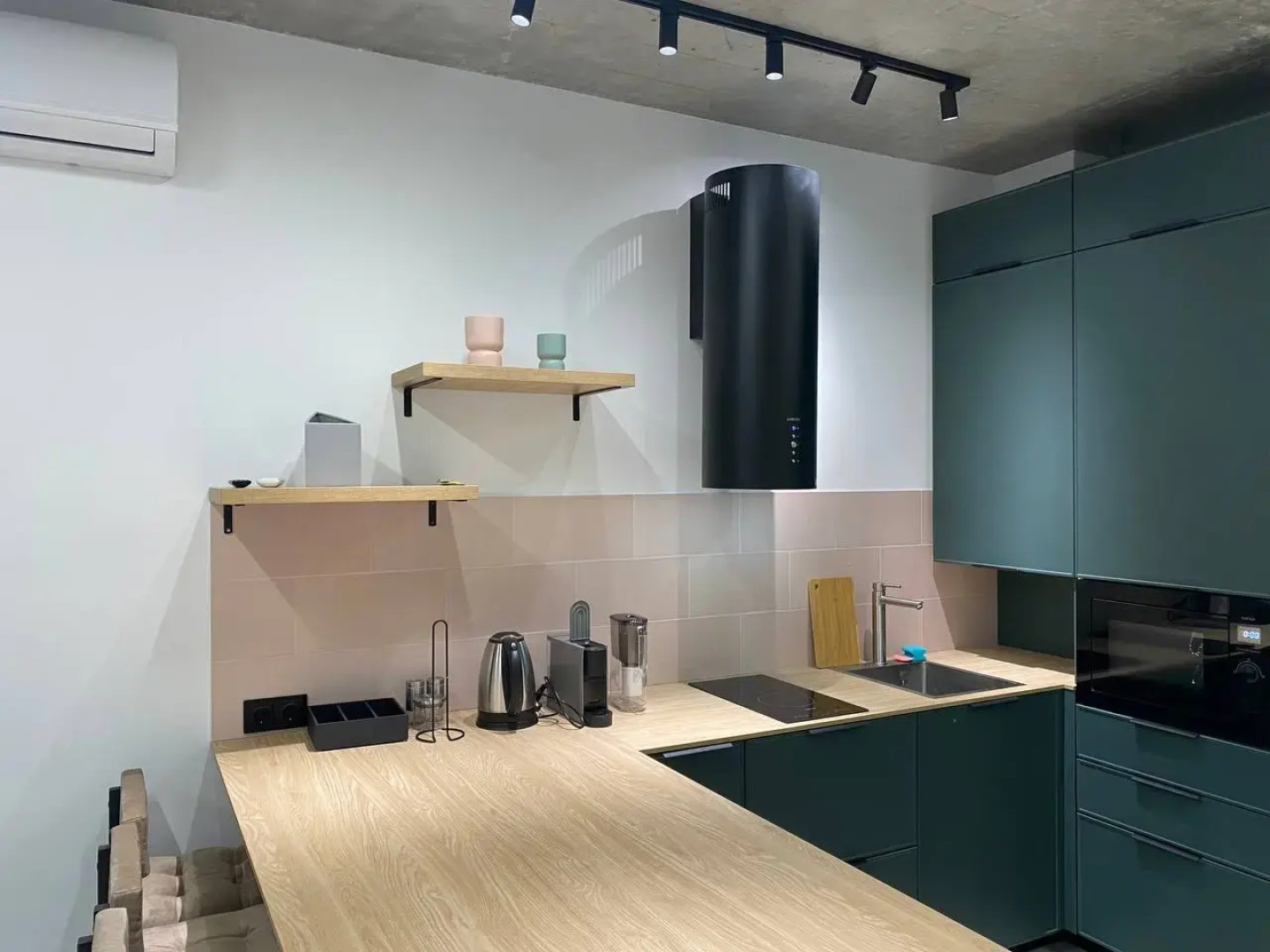 Апартаменты Пикассо - индустриальный шик с яркими акцентами