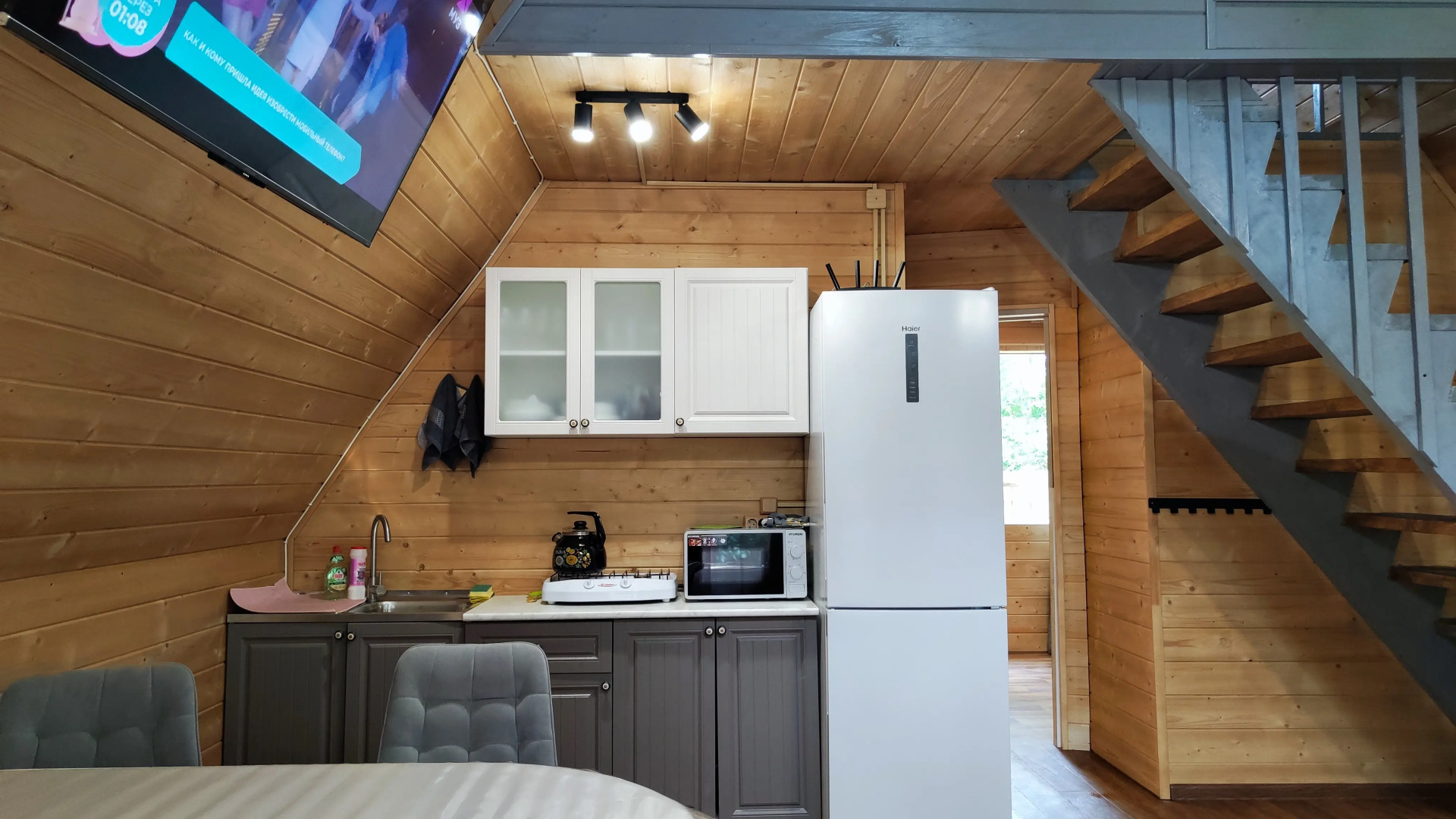 Частный дом Новый 6 местный дом у озера с банным чаном и баней.