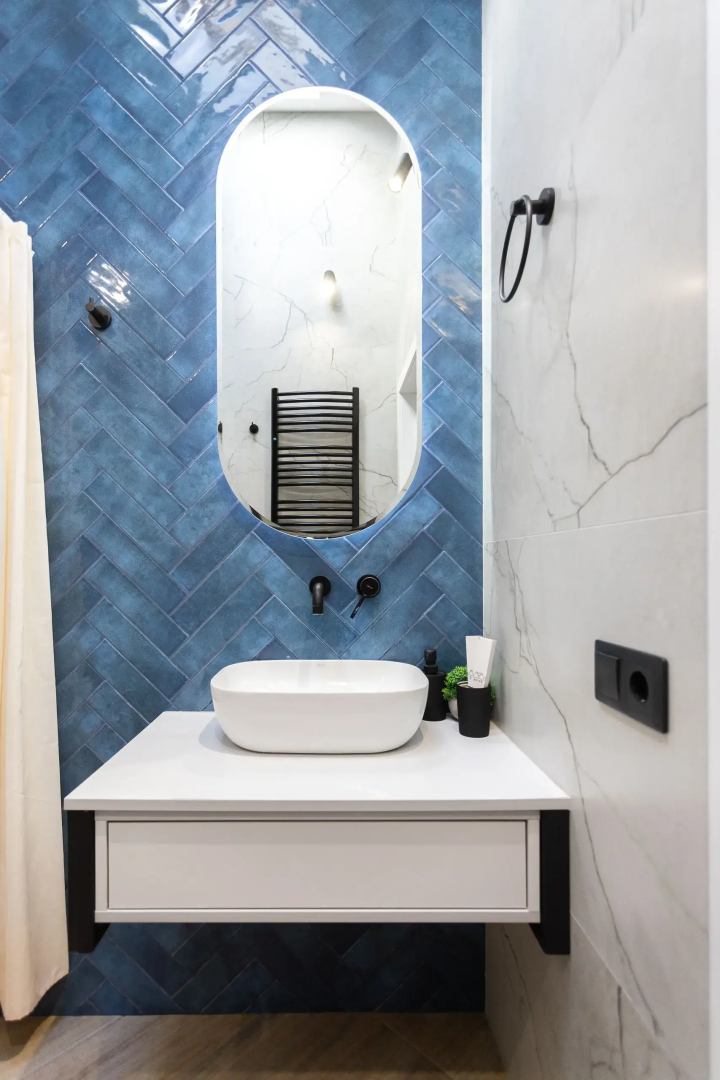 Квартира с Мансардными Окнами и Видом на Море