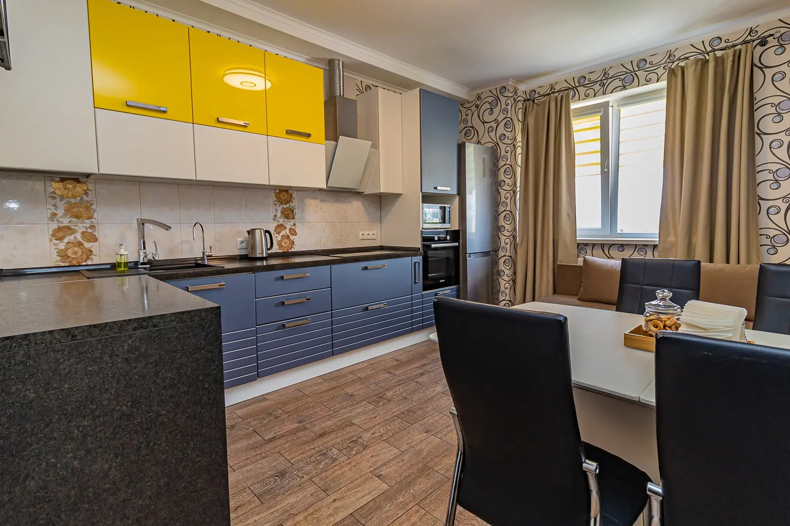 Квартира Просторная двухкомнатная недалеко от парка Галицкого