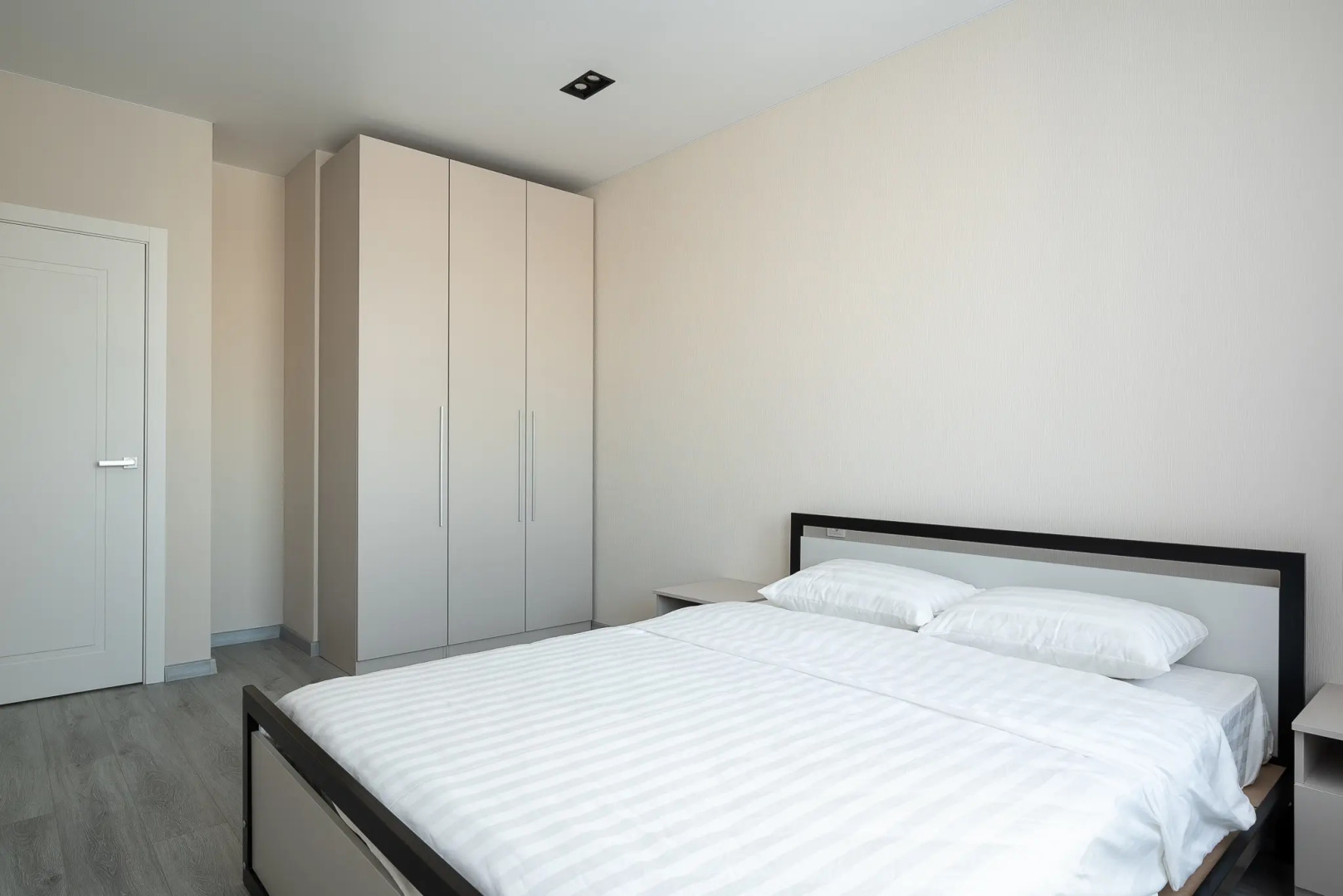 Апартаменты KazanHome Новая квартира с гостиной, спальней и отдельной кухней