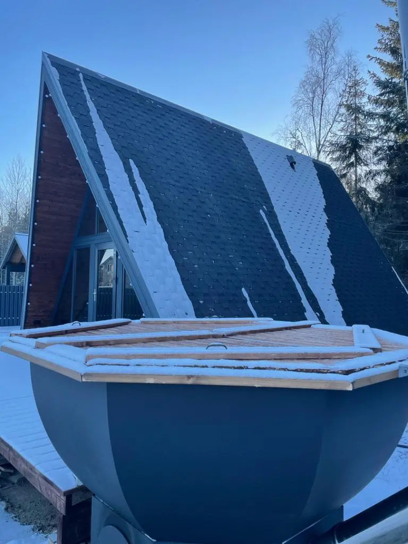 Дом А-фрейм с банным чаном у леса