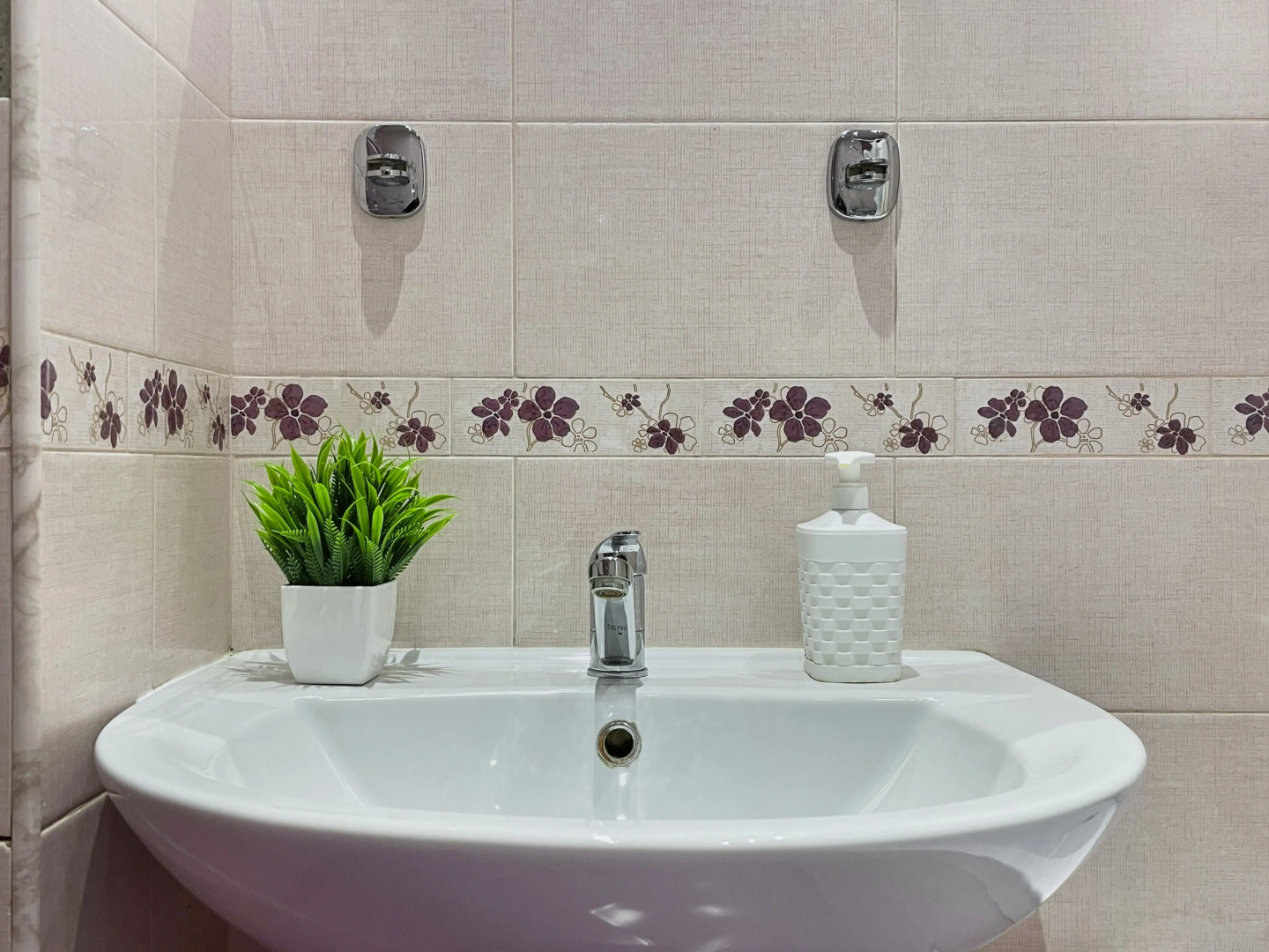 Апартаменты Шикарная двухкомнатная квартира с раздельными комнатами и балконом