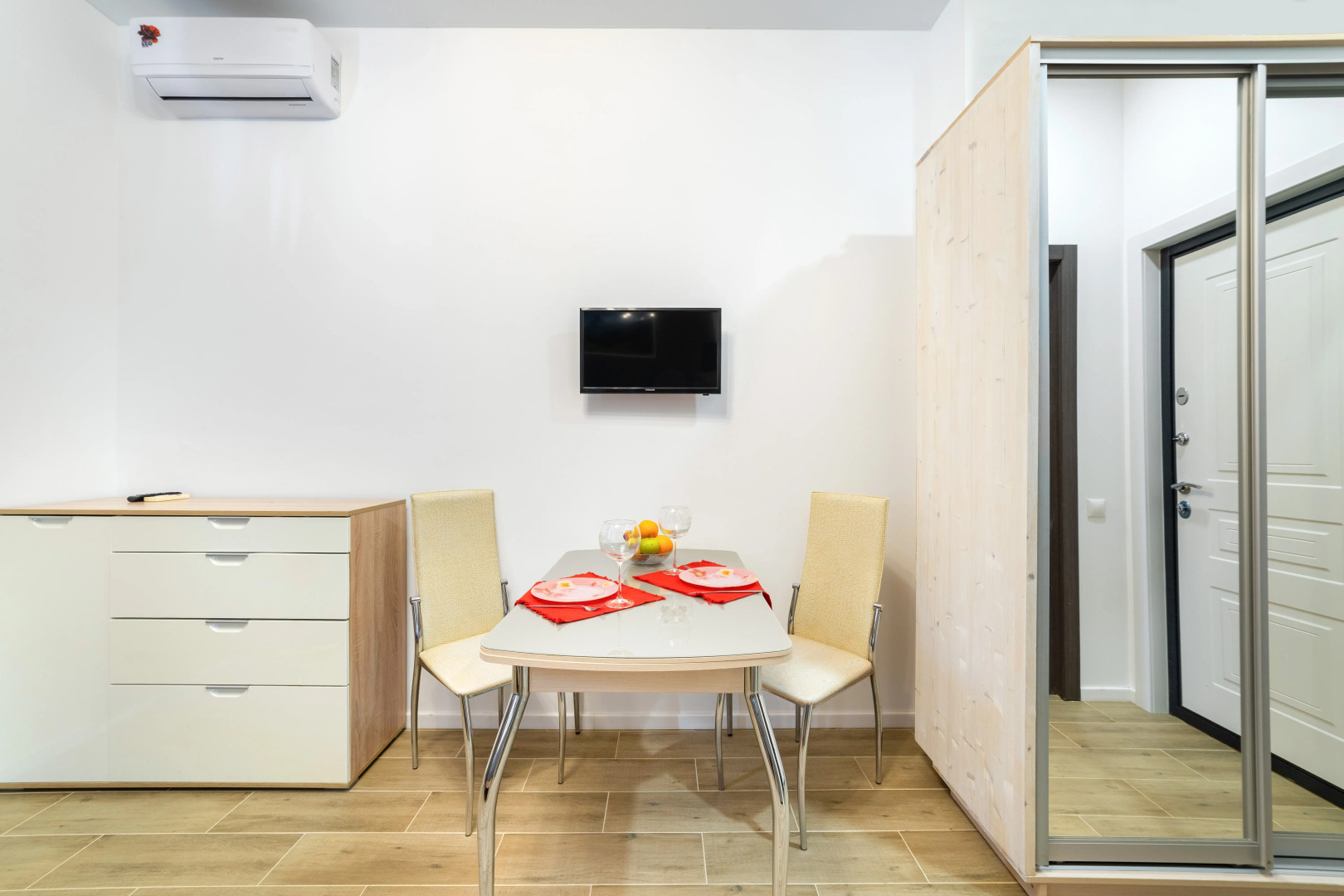 Апартаменты Просторная студия с балконом и видом на горы