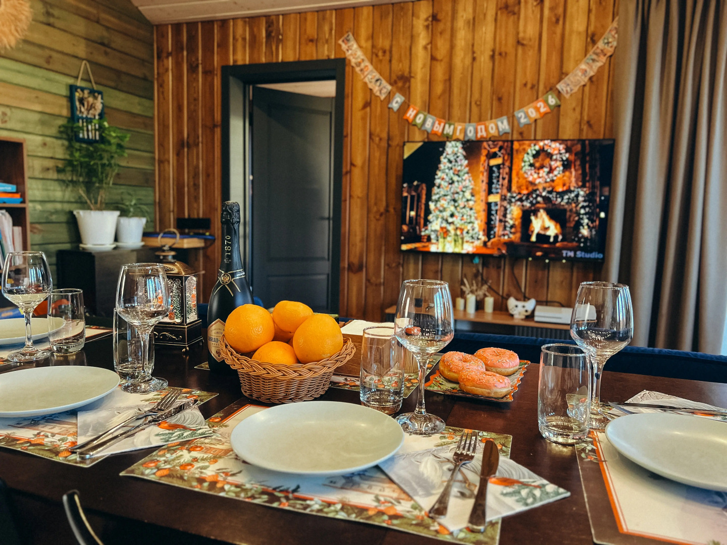 Частный дом с панорамными окнами с выходом на террасу и баней на дровах