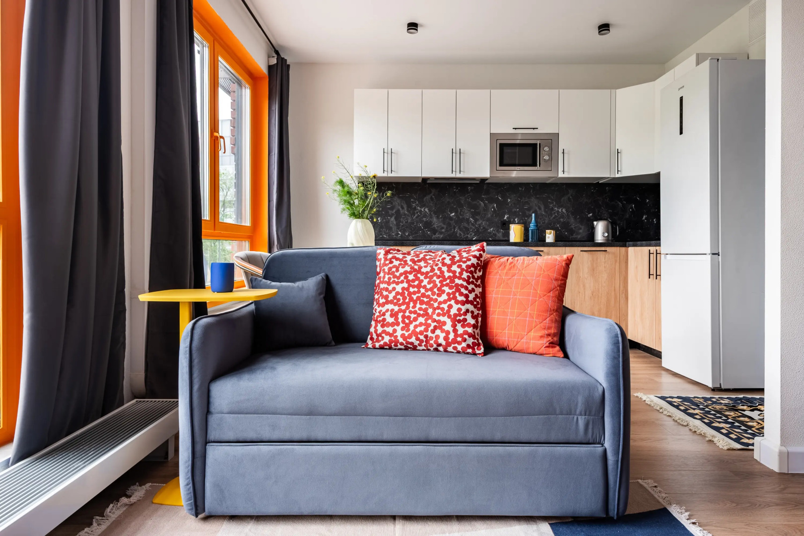 Квартира Яркая с балконом