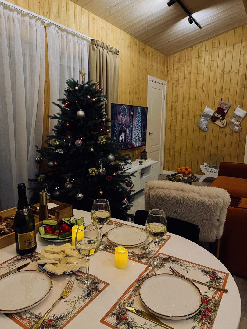 Частный дом уютный с панорамными окнами с выходом на террасу