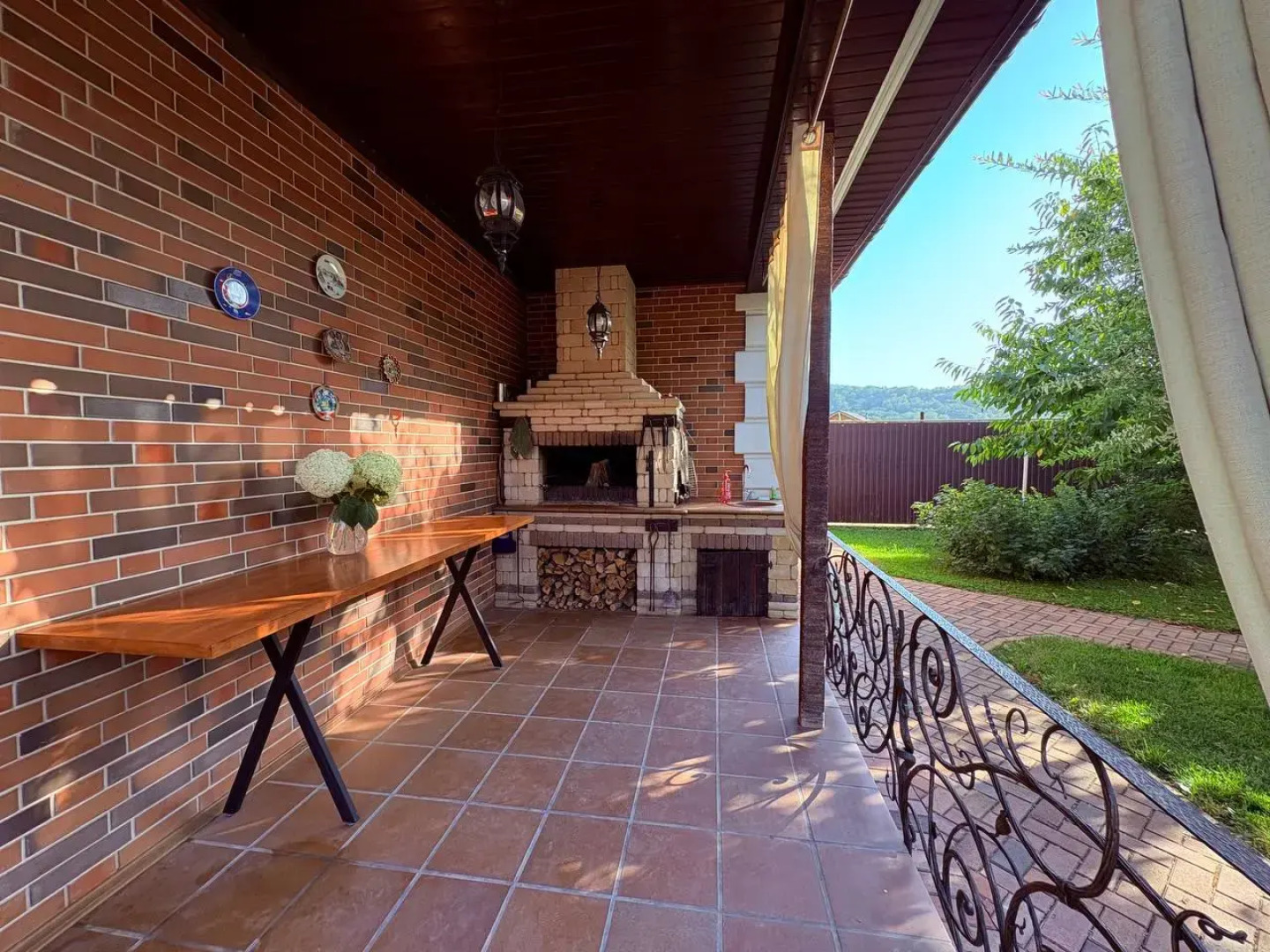 Частный дом в горах на берегу реки