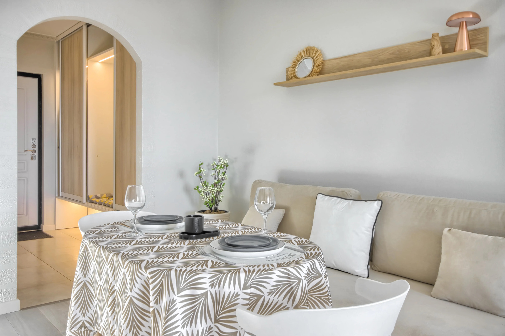 Апартаменты MyhomeYourhome на Большеохтинском пр-те 15к2