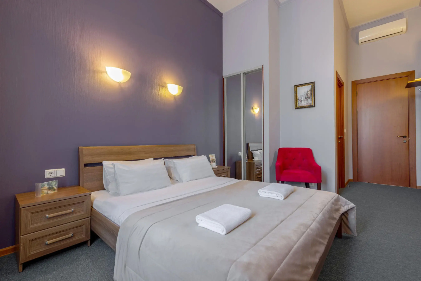 Соло на набережной реки Мойки 82