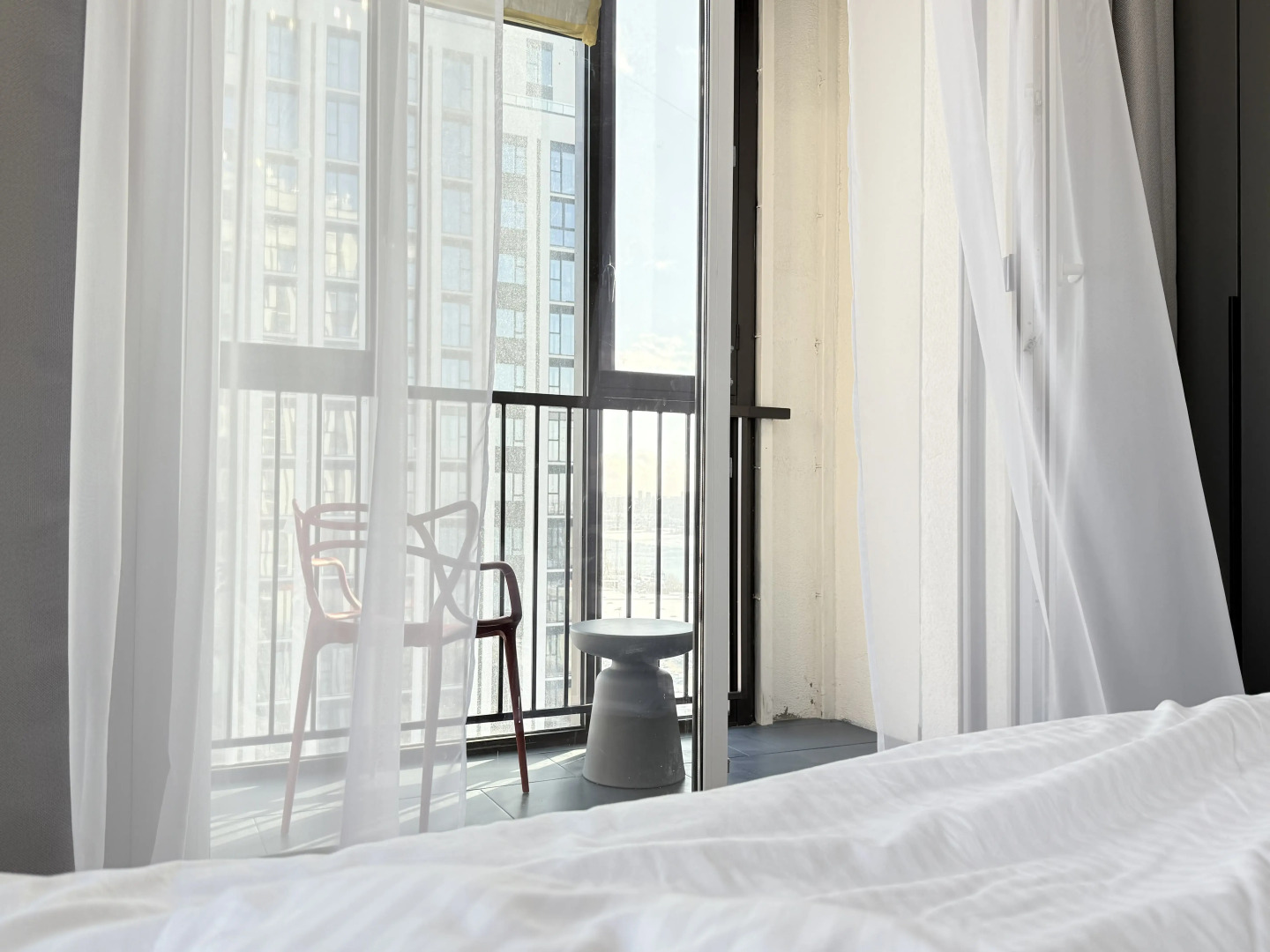 Апартаменты ЯРКИЙ ДИЗАЙН ПАНОРАМА НА РЕКУ ПРЯМО С КРОВАТИ