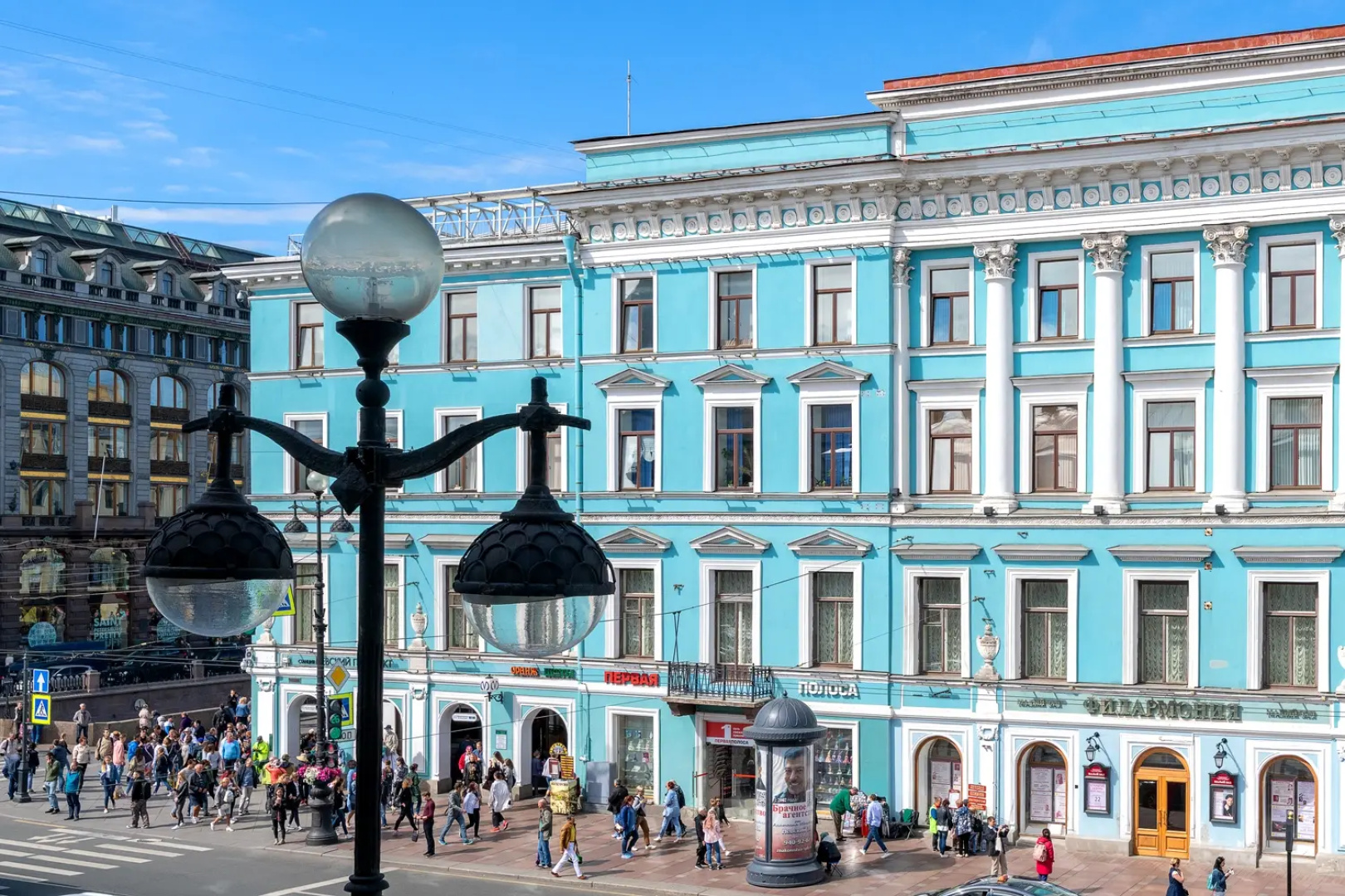Апартаменты Легенды Невского Проспекта BookingSPB Музыкальная гостиная с видом на Дом Зингера