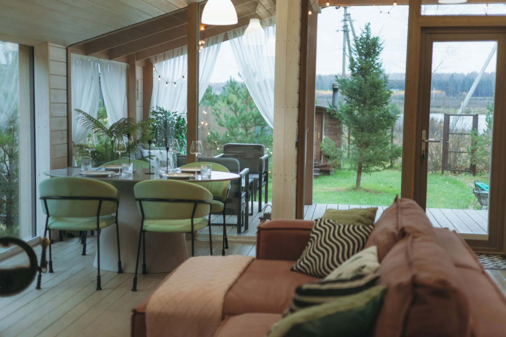 Частный дом с баней бочкой у воды и леса