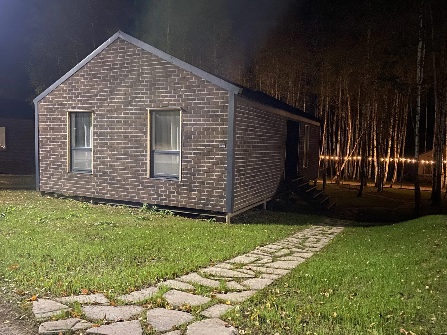 Гостевой дом в Грин Лаундж в окружении леса на берегу Истры