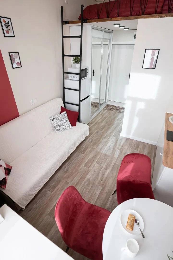 Квартира мини-студия со вторым ярусом у парка с озерами