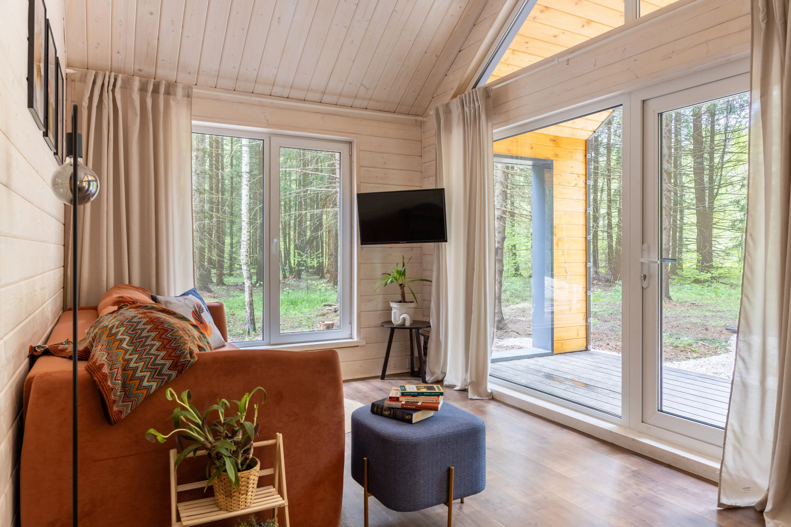 Частный дом в еловом лесу