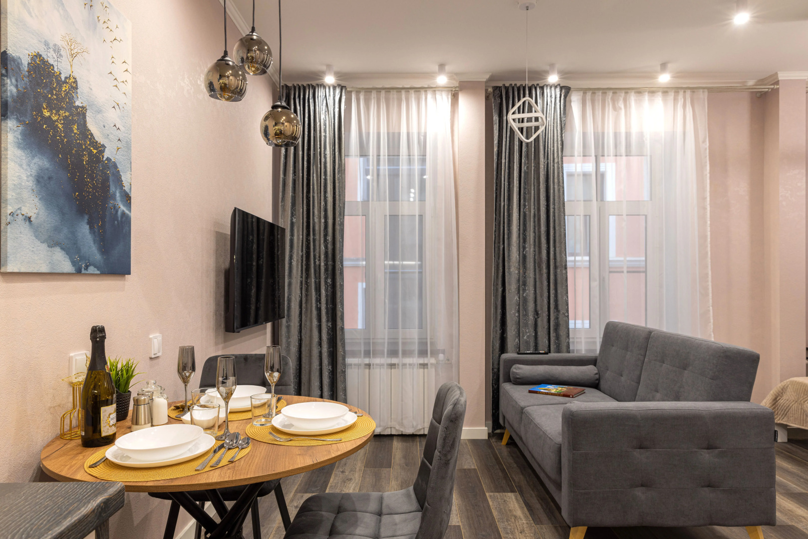 Квартира Дизайнерская Студия на Три Окна Feel At Home у Невского Проспекта