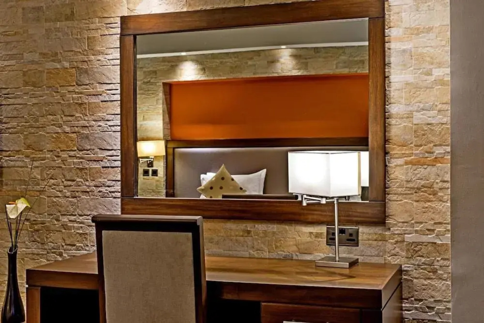 Magna Hotel and Suites