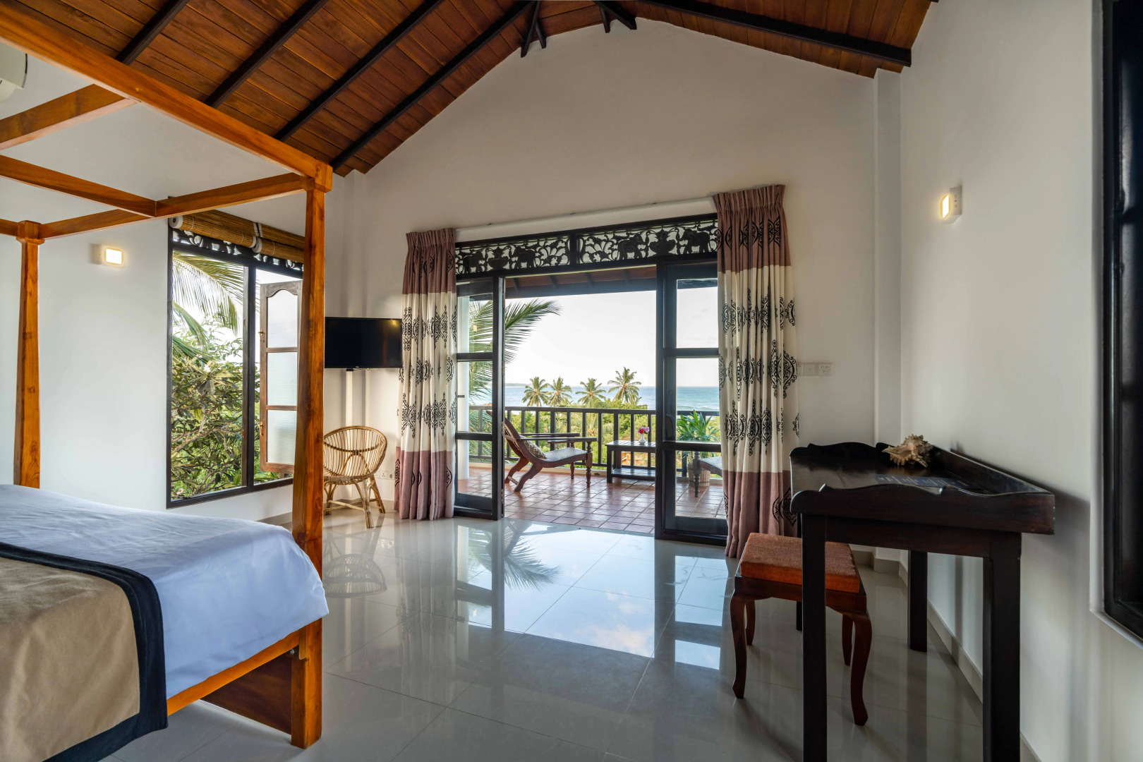 Курортный отель Ananthaya Beach